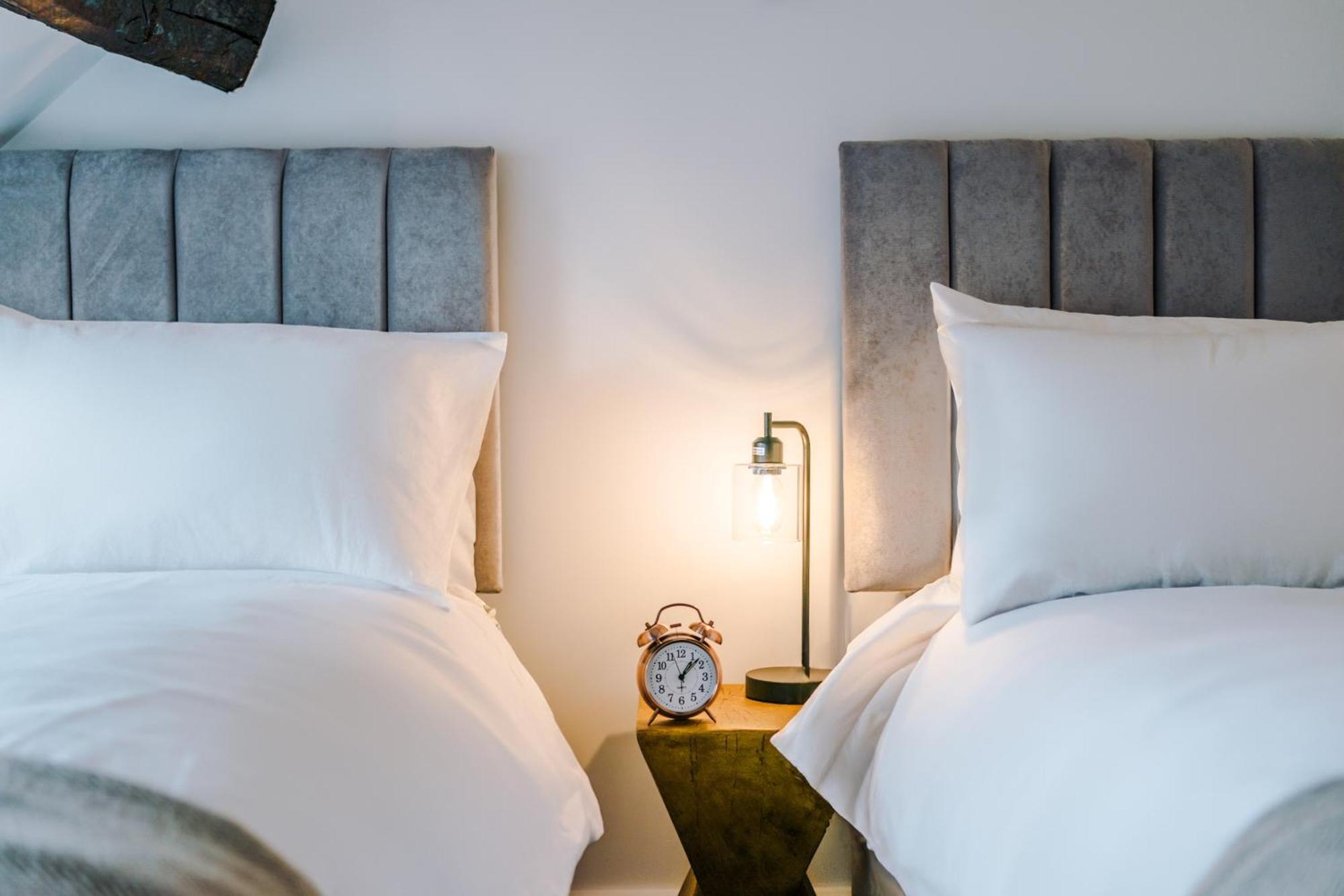 Number 21: A Breathtaking Chester Cottage With Parking Mollington  Екстер'єр фото