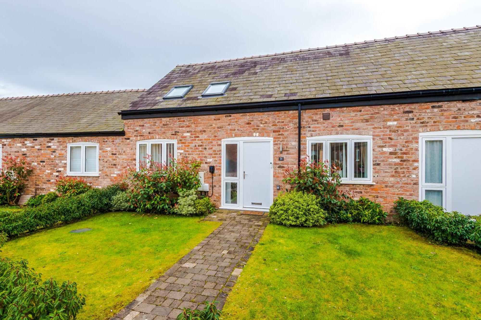 Number 21: A Breathtaking Chester Cottage With Parking Mollington  Екстер'єр фото